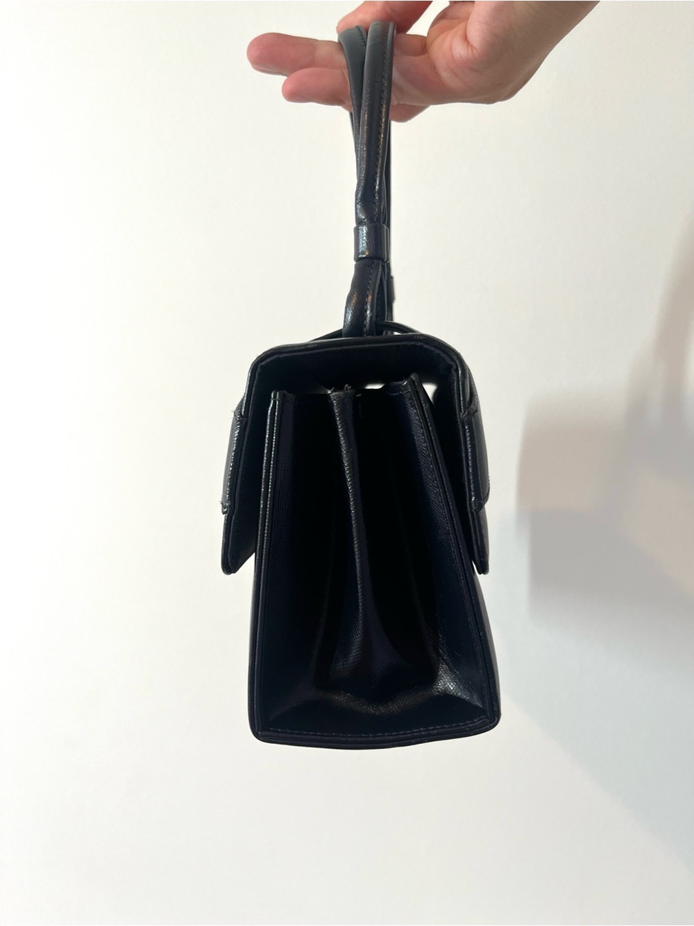 Vintage Bienen Davis Classic Black Structured Leather Bag with Gold Accents - Picture 4 of 13